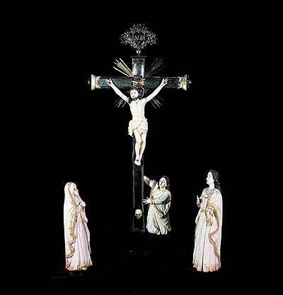 Cristo en la Cruz, marfil de 12 kilos de peso